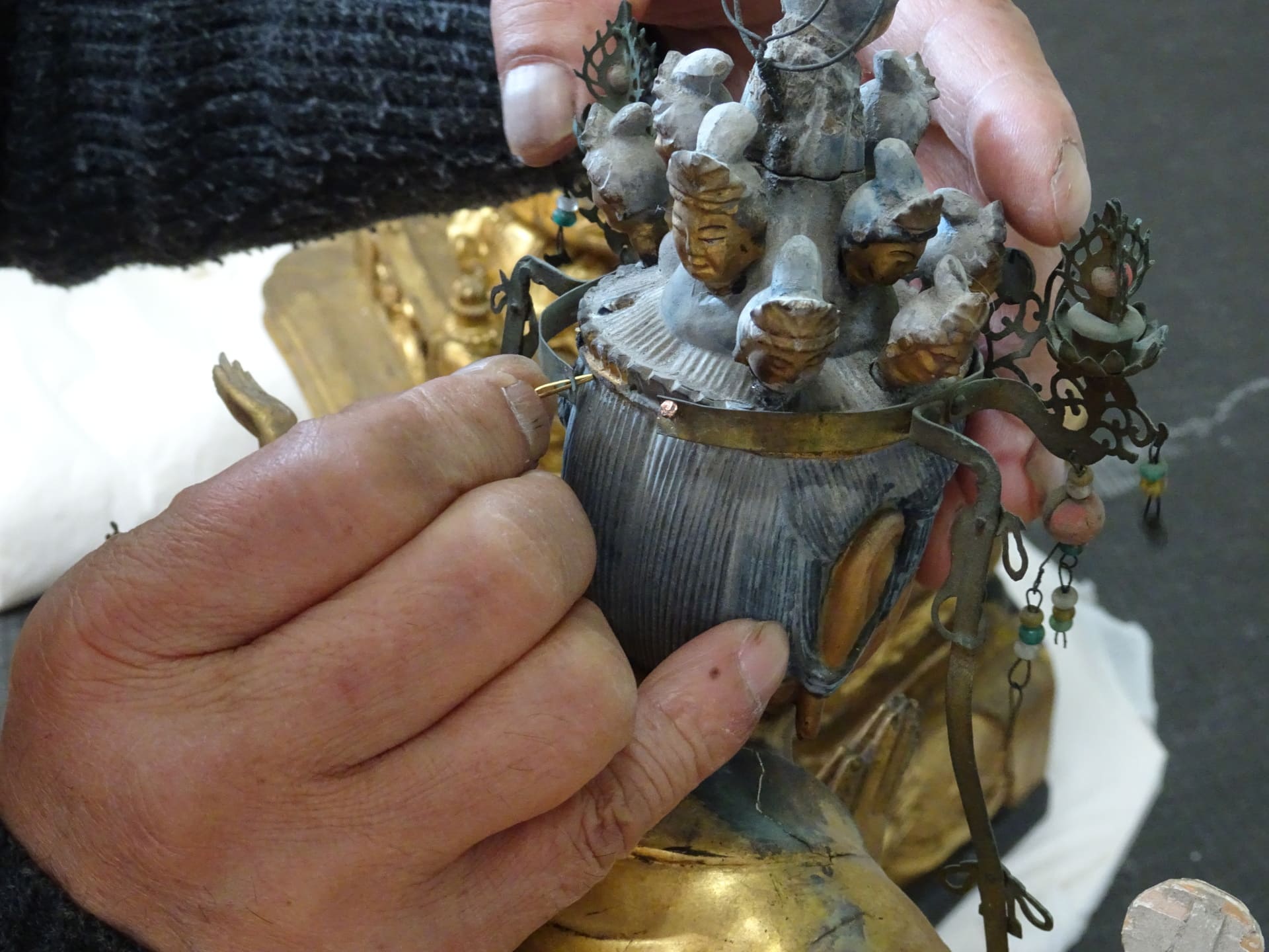 修復作業中の手元