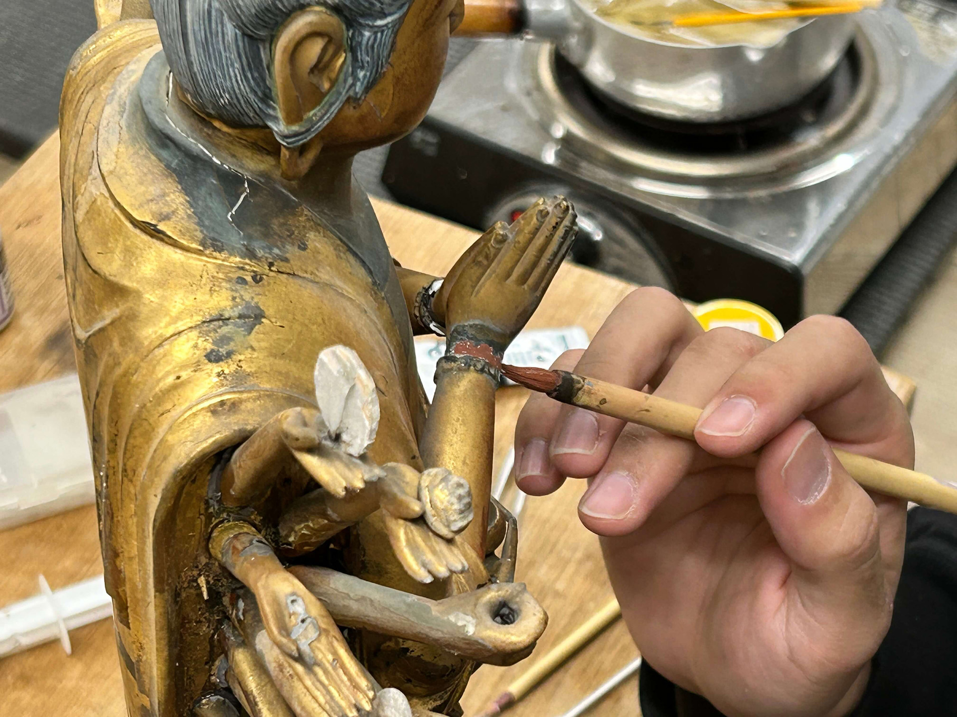 修復作業中の手元